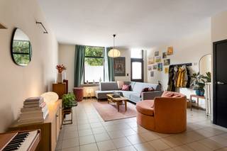 Deze instapklare en gerenoveerde gezinswoning is ideaal gelegen nabij het centrum van Beerse. <br /><br />De woning omvat op het gelijkvleors een ruime en lichte woonkamer met aansluitend de volledig geïnstalleerde keuken, een bureauhoek, een badkamer met inloopdouche en een slaapkamer/hobbyruimte. <br /><br />Op de eerste verdieping vinden we de hoofdslaapkamer met aansluitend een bureau/extra slaapkamer/dressingruimte. <br /><br />Achteraan de woning ligt de prachtige tuin met tuinberging. Eveneens is er een praktische kelder aanwezig. <br /><br />De mogelijkheid bestaat om achteraan het perceel een wagen te parkeren.