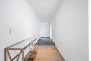 Dit energiezuinig gelijkvloers appartement is gelegen op een toplocatie in Sint-Katelijne-Waver, op wandelafstand van het dorp en parkeergelegenheid.<br /><br />Het gebouw werd in 2016 zowel energetisch als esthetisch volledig gerenoveerd met kwalitatieve materialen. Het appartement/bureauruimte is achteraan het pand gelegen en is momenteel één grote open ruimte met verschillende mogelijkheden. De indeling en/of het plaatsen van een slaapkamerwand kan verder worden besproken.<br /><br />Wilt u dit appartement zelf ontdekken? Bekijk dan nu al de grondplannen op onze website.<br />Meer informatie bekomen of een afspraak maken kan via 015 21 21 21 of olivier.lievens@imovastgoed.be.