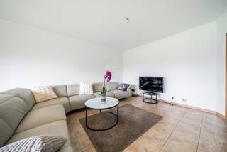 Molenbeek – Spacieux appartement traversant de 90 m², idéalement situé à proximité immédiate des transports en commun, des commerces, des...