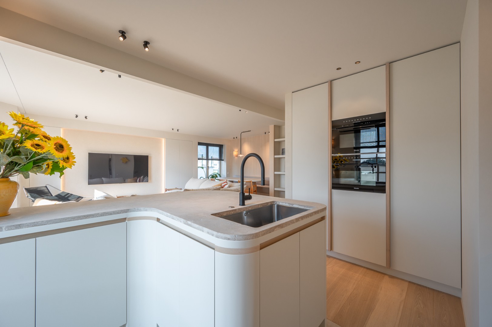 Uiterst kwalitatief gerenoveerd appartement in domein Tennis Gardens, genietend van prachtige zichten - foto 3