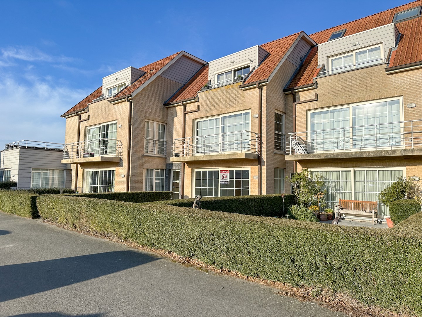 Lichtrijk gelijkvloers appartement met 2 slpk, garage en autostandplaats - foto 3