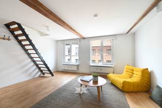 Dit ruime appartement werd opgesplitst in twee instapklare duplexappartementen met telkens een woonruimte met een open keuken, een geïnstalleerde badkamer en een ruime slaapkamer. Elke kavel heeft een eigen huisnummer en een eigen aansluiting vwb de nutsvoorzieningen, zo kan elk appartement afzonderlijk worden verhuurd met een eigen domicilie.  Het geheel bevindt zich op de tweede en derde verdieping van een historisch pand, midden in het bruisende centrum van Gent. Met een bouwjaar van vóór 1850 ademt het gebouw karakter en geschiedenis uit, gecombineerd met een uitstekende ligging nabij diverse faculteiten, alle winkels, horeca en recreatie. <br /><br />De ligging is bijzonder gunstig met een uitstekende bereikbaarheid via het openbaar vervoer dankzij diverse bushaltes die rechtstreeks naar het station van Gent-Sint-Pieters rijden. Tegelijkertijd geniet u van de nabijheid van de Watersportbaan, de Blaarmeersen en de Bourgoyen, perfect voor wandelingen en ontspanning in de groene long van de stad. Aan de andere kant biedt de Coupure een rustige, groene route naar het culturele hart van de stad met tal van opportuniteiten gaande van shopping en gastronomie tot allerhande vormen van ontspanning.<br /><br />Het eerste duplexappartement, met een oppervlakte van ca. 61,73 m², beschikt over een lichtrijke leefruimte, een geïnstalleerde keuken, een apart toilet en een interne trap naar de slaapkamer met en-suite badkamer. <br />Het tweede duplexappartement, met een oppervlakte van ca. 56,54 m², is voorzien van een lichtrijke leefruimte met open keuken, een badkamer en trap naar de slaapkamer op het bovenste verdiep.<br /><br /><span>129B EPC: D / EK: conform / CV op aardgas<br />129C: EPC E / EK: conform / CV op aardgas</span><br /><br />Benieuwd naar deze 2 appartementen in het historisch centrum van Gent? Een vrijblijvende afspraak kan via jens@landbergh.be of 09 225 25 24.