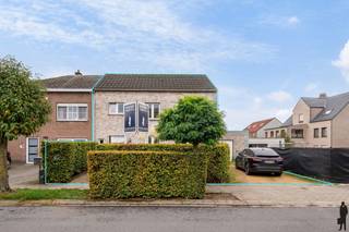 <p><strong>Pal in het centrum van Putte-Kapellen gelegen lichtrijke en op te frissen HOB op ca. 360 m² met zuidoostoriëntatie!</strong><br />Rustig gelegen in een aangename laan, op wandelafstand van alle winkels, HoReCa, openbaar vervoer en natuurgebied.<br /><br />Deze woning heeft in zijn totaliteit 3 bouwlagen, waaronder:<br />1. Een gelijkvloerse verdieping <br />2. Een eerste verdieping met 4 slaapkamers <br />3. Een ruime zolder</p>
<h4>Voorzieningen op de gelijkvloerse verdieping</h4>
<p>- Inkomhal met gastentoilet voorzien van handenwasser<br />- Ruime en lichtrijke leefruimte met raampartijen langs drie zijden<br />- Open keuken voorzien van toestellen, met rechtstreeks contact tot terras en tuin<br />- Praktische wasplaats/berging<br />- Toegang tot zonnig terras en privatieve tuin</p>
<h4>Voorzieningen op de eerste verdieping</h4>
<p>- Centrale hal<br />- 4 ruime slaapkamers <br />-Badkamer met ligbad, wastafel en toilet</p>
<h4>Zolderverdieping:</h4>
<p>- Enorme zolder met natuurlijke lichtinval dankzij bestaande ramen<br />- Ideaal geschikt voor het creëren van extra kamers, hobbyruimte of bureel</p>
<h4>Tuin</h4>
<p>- Zonnig en afgesloten terras met mooi aangelegde privatieve tuin, deels overdekt<br />- Rustige ligging met maximale privacy</p>
<br />
<h4>Bijzonderheden</h4>
<p>- Lichtrijke, breed opgezette woning met veel potentieel<br />- Gunstige zuidoostoriëntatie<br />- Mogelijkheid tot uitbreiding op zolder<br />- Centrale ligging op wandelafstand van winkels, horeca, scholen, openbaar vervoer en natuur</p>