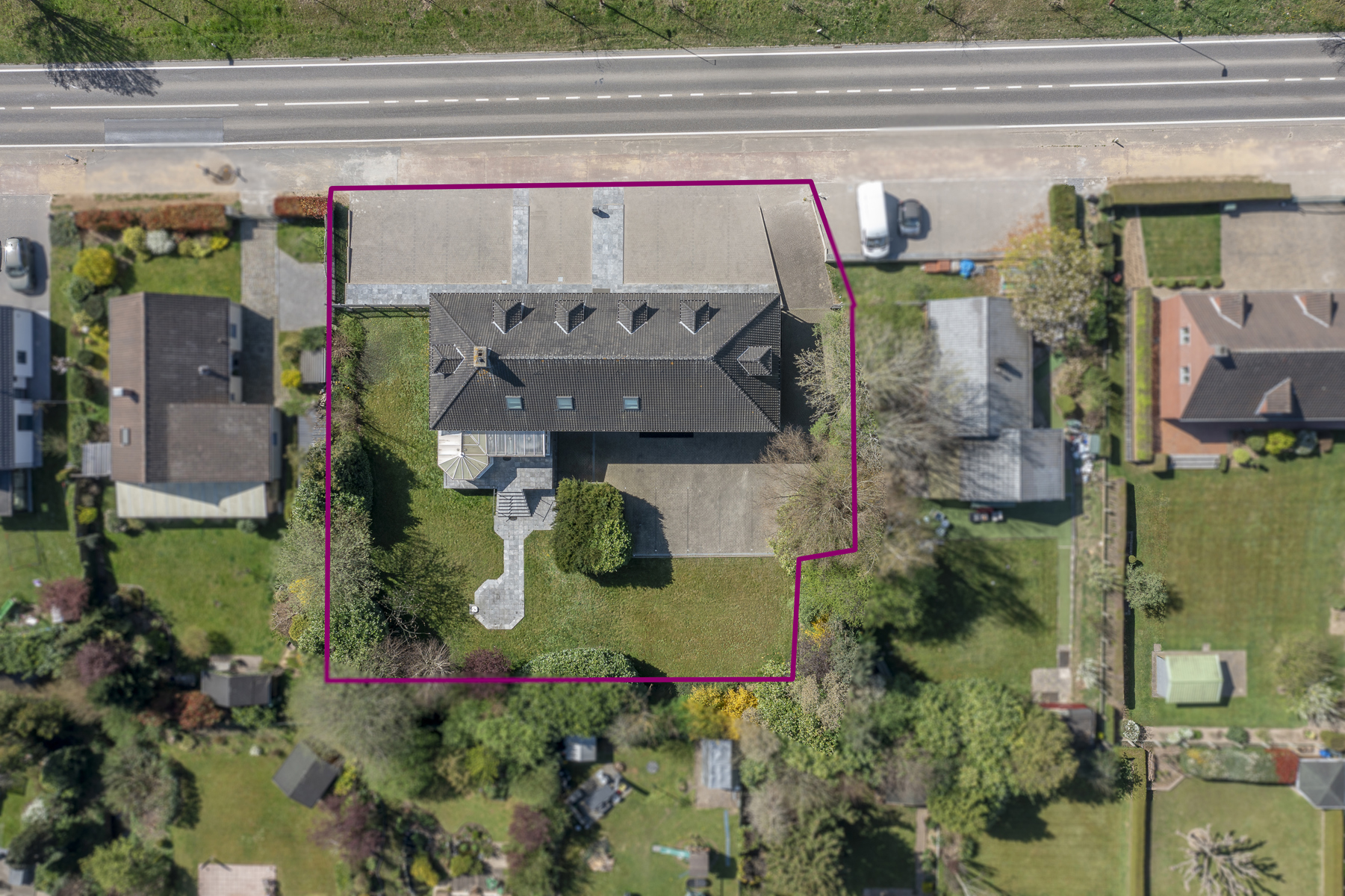 Groot bureel (488m²) met werkhuis/atelier en woonst (250m²). - foto 2