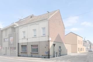 Dit gelijkvloers appartement met 2 slaapkamers en centrale verwarming op aardgas biedt een ruime leefruimte met open keuken. Verder is er een...