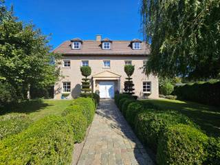 Cette villa indépendante offre une combinaison parfaite de luxe, d'espace et de fonctionnalité, située dans un endroit fantastique et un quartier résidentiel au calme de la ville de Nieuport, à distance de marche et de vélo de toutes les beautés que Nieuport et ses environs ont à offrir. <br />Disposition: hall d'entrée, toilettes invités, espace bureau, séjour spacieux avec coin repas et cuisine entièrement équipée, buanderie séparée, terrasse paysagée avec jardin clôturé, le jardin avant offre un patio extérieur confortable. Entrée avec garage spacieux, espace pour 2 voitures avec portail automatique. 1er étage: 2 chambres spacieuses, chambre séparée avec jacuzzi, dressing spacieux, salle de sauna séparée et une salle de bains. 2ème étage: quatre chambres spacieuses, chacune avec sa propre salle de bains. La propriété dispose d'un grenier aménageable et d'une cave.<br />Ne laissez pas passer cette opportunité unique.
