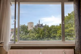 <strong>Er worden 2 afzonderlijke studio's verkocht, waarvan één enkel over een keuken beschikt en de andere enkel over een open badkamer. De vraagprijs betreft €120.000,00 per studio. De gevel en terrassen werden zopas volledig vernieuwd.<br /></strong><br /><strong>Indeling:<br /></strong>Via een veiligheidsdeur betreedt u de gemeenschappelijke inkomhal van <span>beide studio's</span>.<br /><br /><span>Enerzijds links:</span><br /><span><strong>Lichtrijke studio</strong> met ingemaakte kasten en een apart toilet. Hoogwaardige keuken die voorzien is van kwaliteitstoestellen, waaronder een groot <strong>kookfornuis van Boretti</strong>. Links van de keuken zijn er aansluitingen voorzien voor een douche/ badkamer.<br /><br /><span>Anderzijds rechts:</span><br /><strong>Open studio</strong> met ingemaakte kasten en een apart toilet. De badkamer is voorzien van een ligbad en dubbele wastafel. Rechts van de badkamer is er een ingemaakte kast met voorzieningen voor een keuken.</span><br /><br /><strong>Bijzonderheden:<br /></strong>Dak <strong>gerenoveerd en geïsoleerd;</strong><br />Gevelrenovatie betaald door huidige eigenaar;<br /><strong>Kosten: </strong>€160,00 per studio per maand (verbruik algemene delen (elektriciteit hal, lift) + <strong>provisie koud/warm water en verwarming inbegrepen</strong>).<br /><br /><strong>Ligging:</strong><br /><span>Op wandelafstand van Brouwerij De Koninck, vlakbij openbaar vervoer, winkelstraten, parken, scholen, invalswegen,...</span>