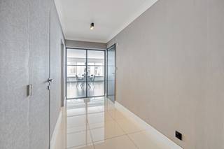 <br />Op een uitstekende ligging in het centrum van Sint-Truiden, aan de Minderbroedersstraat 34, bevindt zich dit aangename en bijzonder ruime appartement op de eerste verdieping.<br /><br />Een absolute blikvanger is de royale leefruimte van maar liefst 56 m², die dankzij haar oppervlakte tal van mogelijkheden biedt voor het creëren van een gezellige zit- en eethoek. Aansluitend bevindt zich de vernieuwde keuken, volledig uitgerust met de nodige toestellen.<br /><br />Het appartement beschikt daarnaast over twee volwaardige slaapkamers en een ruim terras van circa 20 m², een mooie buitenruimte die in het stadscentrum een belangrijke extra troef vormt.<br /><br />Ook op energetisch vlak scoort het appartement goed met een EPC-label B.<br /><br />De ligging combineert het beste van twee werelden: u woont pal in het centrum, op wandelafstand van winkels, horeca, scholen en de Grote Markt, terwijl de Minderbroedersstraat zelf relatief rustig is dankzij het beperkte doorgaande verkeer. Bovendien zijn er in de onmiddellijke omgeving verschillende parkeermogelijkheden, onder andere aan de Minderbroederskerk en de Grote Markt.<br /><br />Interesse? Aarzel niet om ons te contacteren voor een bezoek ter plaatse!