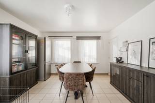 TE KOOP: ruim gelijkvloers appartement met 2 slaapkamers in Waregem!In een rustige, maar centrale buurt in Waregem (vlakbij invalswegen), bevindt...