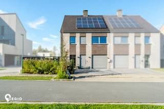 Deze <u>recente en instapklare gezinswoning</u> uit 2014 biedt met haar royale <strong>bewoonbare oppervlakte van 252 m²</strong> alle ruimte om comfortabel te wonen. Gelegen in een rustige, groene en kindvriendelijke omgeving, combineert ze ruimte, comfort en een bijzonder gunstige ligging.<br /><br />Via de lichtrijke inkomhal met gastentoilet komt u in de <u>ruime zithoek en leefruimte</u>. Aansluitend bevindt zich de <u>uitzonderlijk ruime, volledig uitgeruste keuken met Siemens-toestellen</u>: een oven en combi-oven, ruime inbouwkoelkast en -diepvries, vaatwasser, inductiekookplaat en Novy-dampkap. Vanuit de keuken is er directe toegang tot de<u> ruime garage met extra bergruimte</u>.<br /><br />Op de <strong>eerste verdieping</strong> bevinden zich <strong>drie ruime slaapkamers</strong>. Eén slaapkamer beschikt aansluitend over een <strong>volledig ingerichte<u> </u>dressing</strong>. De <strong>badkamer</strong> is uitgerust met een <u>ligbad, inloopdouche, toilet en een ruim lavabomeubel.</u> De aangrenzende <strong>bergruimte</strong> biedt tal van mogelijkheden en kan naar wens worden ingericht, bijvoorbeeld als extra dressing of badkamer.<br /><br />Ook de <strong>zolderverdieping</strong> biedt extra potentieel: deze kan makkelijk worden ingericht als masterbedroom, hobbyruimte of bureauruimte.<br />Buiten geniet u van een afgesloten, onderhoudsvriendelijke tuin met gedeeltelijk overdekt terras—een fijne plek om te ontspannen.<br /><br /><strong>* Troeven</strong><br />- 252 m² bewoonbare oppervlakte<br />- Rustige en groene ligging<br />- Instapklaar<br />- EPC-label A<br />- Zonnepanelen<br />- Bouwjaar 2014<br /><br />- Ruime garage en extra bergruimte<br />- Zolder met uitbreidingsmogelijkheden<br /><br /><strong>* Comfortabel wonen in een kindvriendelijke buurt</strong><br /><br />De woning ligt aan het <u>einde van een doodlopende straat</u>, in een aangename en kindvriendelijke leefomgeving. Aan de voorzijde van de woning vindt u een <u>ruime groenzone met speeltuin</u> en ruimte voor recreatie en ontspanning. Een heerlijke plek waar kinderen kunnen spelen en het hele gezin tot rust kan komen.<br /><br />De rustige ligging gaat hand in hand met een <strong>vlotte bereikbaarheid</strong>.<br />Het centrum van Zomergem ligt vlakbij, met een ruim aanbod aan winkels, diensten en horeca.<br />Ook kinderopvang, scholen, supermarkten, sportvoorzieningen en jeugdbewegingen bevinden zich in de nabije omgeving. Wandel- en fietsroutes liggen bovendien om de hoek.<br /><br />Een <u><em>ruime, energiezuinige en veelzijdige gezinswoning</em></u> op een perceel van 301m², op een locatie waar comfort en levenskwaliteit samenkomen.<br /><br /><u><em>De vooropgestelde richtprijs voor dit totaalplaatje bedraagt 468.000€.</em></u><br />Interesse in deze prachtige gezinswoning?<br />Neem contact op via <strong>Lindsay@regiovastgoed.be</strong> of via <strong>0476/83.47.74</strong>.<br />Wij bezorgen u het volledige verkoopdossier!<br />De eerste <strong>bezoekdag</strong> is voorzien op <u><strong>zaterdag 24/10</strong>!</u><br /> 