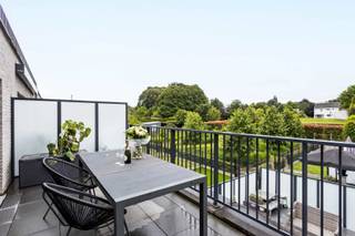 <p><strong><span>Prachtig appartement met terras in Affligem (Hekelgem)</span></strong></p>
<p>Op zoek naar een instapklaar eenslaapkamerappartement met terras op een toplocatie? Dan is dit pareltje in Affligem precies wat u zoekt.</p>
<p>Gelegen op de Brusselbaan geniet u hier van een uitstekende bereikbaarheid. Winkels en openbaar vervoer bevinden zich op wandelafstand en met de wagen staat u in een mum van tijd in Aalst, het centrum van Affligem én op de E40.</p>
<p>Liever wat groen en ontspanning? De omgeving nodigt uit tot heerlijke wandelingen.</p>
<p><span>Indeling & comfort</span></p>
<p>Dit recente appartement (bj 2016) bevindt zich op het eerste verdiep van de verzorgde residentie “Blakmeers”.</p>
<p>Via de nette inkomhal van het gebouw bereikt u het appartement (met de trap of met de lift) , waar u meteen wordt verwelkomd in een lichtrijke woon- en eetkamer met een warme, huiselijke uitstraling. De open keuken sluit hier perfect op aan en is volledig uitgerust met alle hedendaagse comfort. Naast de keuken vinden we ook nog een praktische berging. Alles werd bovendien met de grootste zorg onderhouden.<br /><br />Vanuit de woonkamer hebben we een rechtstreekse toegang tot het ruime en zonnige terras dewelke uitkijkt op groen.</p>
<p>Verder beschikt dit appartement over een slaapkamer (12m²) met ensuite badkamer met inloopdouche. Daarnaast is er nog een aparte wc-ruimte <br /><br />Extra troeven!!</p>
<p>Het appartement beschikt over een<span> privatieve kelder</span> en de mogelijkheid tot het aankopen van een <span>ondergrondse staanplaats (€25.000) </span></p>
<p>Kortom, dit appartement combineert rust, comfort en een uitstekende ligging. Ideaal voor wie op zoek is naar een eerste appartement of investeerders.</p>
<p><strong>Klaar om van dit mooie appartement uw nieuwe thuis te maken?<br /></strong>Contacteer ons vandaag nog voor een bezoek ter plaatse!</p>
<p><strong>info@impromove.be | 02 887 80 56</strong></p>