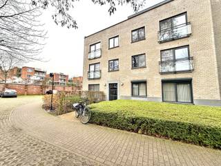 Appartement ca 94 m² -1e verdieping op het domein "KARMELIETENHOF". Uitzonderlijk rustig gelegen in een groene omgeving.<br />Winkels en openbaar vervoer op wandelafstand. Leefruimte met een volledig ingerichte openkeuken. Veel natuurlijke lichtinval door de grote raampartij en aansluitend bij het terras met een oostwest oriëntatie. Ruime slaapkamer achteraan het appartement. Badkamer met inloopdouche en wastafel in kastmeubel.<br />Nachthal met toilet en een berging met technische installatie en aansluiting wasmachine en droogkast. Buitenparking op het terrein.<br />Instapklaar appartement, uitstekend voor 2 personen. Onmiddellijk beschikbaar. <br />Op het domein in een buitenparking voorbehouden à 100 €.<br /><br /><span>Bijzonderheden:</span><br />Inkomhal uitstekende plek voor vestiairekast.<br />Living: ca 51 m² op parketvloer met een veel natuurlijke lichtinval. Aansluitend naar het terras ca 7 m² met een schuifdeur. <br />Keuken: open keuken met kookeiland en ruim voldoende opbergruimte. Voorzien van toestellen - keramische kookplaat, oven, vaatwasser,<br />ijskast met klein diepvriesvak.<br />Nachthal: apart toilet met lavabo - technische ruimte met aansluiting wasmachine<br />Slaapkamer: 13 m² op parketvloer.<br />Badkamer: 5.38 m² dubbele wastafel in kastmeubel - inloopdouche - handdoekrek betegeld met blauw/beige tegels<br />Terras: 6 m² - oostwest oriëntatie -<br />€ 150 voor het onderhoud en de elektriciteit van de gemene delen, onderhoud domein.