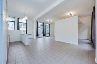 <p><span>Au deuxième étage, cet </span><span>appartement est</span><span> situé </span><span>dans le</span><span>Minderbroedersrui</span><span>d'Anvers</span><span>, entre la Sint-Paulusstraat et la Lange Koepoortstraat. L'emplacement est particulièrement pratique : en plein cœur de la ville, les universités, les magasins, les restaurants et l'Académie royale des beaux-arts sont tous accessibles à pied. </span></p><p><span> </span></p><p><span>Cet appartement au deuxième étage </span><span>a une </span><span>surface utile de 88m² </span><span>et</span><span> </span><span>offre une belle </span><span>sensation de loft</span><span>, avec une cuisine ouverte entièrement installée et une salle de bain avec douche.</span></p><p><span> </span></p><p><span>Disposition</span></p><p><span>- situé au 2ème étage (sans ascenseur)</span></p><p><span>- espace loft : salon, salle à manger et cuisine</span></p><p><span>- cuisine ouverte </span></p><p><span>- salle de bains avec douche, toilettes et lavabo</span></p><p><span> </span></p><p><span>Bâtiment général</span></p><p><span>- toit avec isolation</span></p><p><span>- pas d'ascenseur disponible</span></p><p><span>- services publics individuels</span></p><p><span>- structure en béton</span></p><p><span> </span></p><p><span>Avantages</span></p><p><span>- situation en haut de l'échelle </span></p><p><span>- fenêtres à double vitrage </span></p><p><span>- Label EPC C</span></p><p><span>- actuellement loué</span></p><p><span> </span></p><p><span>Vous êtes intéressé par cet appartement à vendre dans le centre d'Anvers, vous êtes à la recherche d'un autre bien immobilier, d'un investissement ou vous voulez connaître la valeur de votre bien ? Dans ce cas, BOLT immo est l'agence qu'il vous faut ! Nous nous ferons un plaisir de vous aider.</span></p><p><span> </span></p>