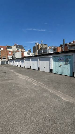 Ruime en praktisch gelegen garagebox in de Ollevierlaan 26 te 8660 De Panne.<br /><br />De garagebox beschikt over volgende afmetingen:<br />Lengte: 5,20 m<br />Breedte: 2,70 m<br />Hoogte tot aan de poort: 1,90 m<br /><br />Ideaal als veilige parkeerplaats, berging of extra opslagruimte aan de kust.<br />Contacteer ons vandaag nog voor een bezoek ter plaatse!