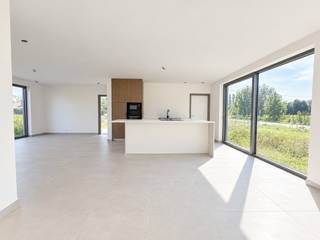 Hectaar réalise un projet résidentiel exclusif dans un emplacement central et calme à Belsele, entouré de verdure. Le lot 01 concerne une construction ouverte économe en énergie sur un vaste terrain de 580 m², avec une superficie habitable de 161,76 m² et un escalier fixe menant au grenier de 46,08 m², qui offre la possibilité d'un aménagement supplémentaire.<br /><br />Le lot 01 sera complété avec un parquet dans les 3 chambres et le hall de nuit, des travaux de peinture et des éclairages. En résumé, cette maison sera bientôt entièrement prête à être habitée !<br /><br /><strong>Distribution de la maison :</strong><br />Rez-de-chaussée : hall d'entrée avec toilette invité, vaste débarras avec porte d'entrée séparée, espace de vie lumineux avec cuisine ouverte<br />Étage : hall de nuit avec toilette séparée, trois chambres à coucher complètes (13,80 m² - 11,93 m² - 11 m²), salle de bains spacieuse avec baignoire, douche à l'italienne et double lavabo<br />Grenier : escalier fixe menant à l'étage du grenier (46,08 m²) - possibilités d'aménagement selon vos souhaits<br /><br /><strong>Vivre de manière durable et confortable :</strong>
<ul>
	<li>Construction économe en énergie – prête pour l'avenir</li>
	<li>Chauffage par le sol au rez-de-chaussée, panneaux solaires</li>
	<li>Réserve d'eau de pluie de 10 000 L – raccordée aux toilettes, machine à laver et robinet extérieur</li>
	<li>Emplacement central – connexion facile avec les commodités et les transports en commun</li>
	<li>Inclus 2 places de parking privées et 1 carport</li>
</ul>
<br />Êtes-vous à la recherche d'une nouvelle maison spacieuse et économe en énergie dans un environnement vert et calme ?<br />Découvrez les plans sur www.hectaar.be ou contactez-nous pour plus d'informations ou pour convenir d'un rendez-vous.