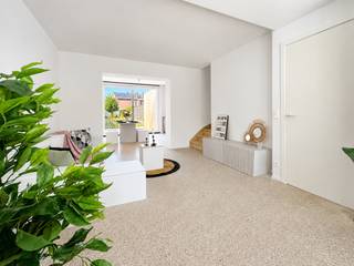 <strong>TOTAAL GERENOVEERDE WONING</strong> met <strong>HOOGWAARDIGE AFWERKING</strong> op een vlot bereikbare ligging nabij het <strong>CENTRUM VAN DEINZE</strong>. Deze totaal gerenoveerde woning bevindt zich in <strong>EEN DOODLOPENDE STRAAT</strong> en combineert hedendaags comfort met een warme en gezellige sfeer. Via de lichtrijke leefruimte komt u terecht in de <strong>STIJLVOLLE NOTELAAR KEUKEN</strong> en een <strong>AANGENAME CONNECTIE NAAR DE DIEPE TUIN</strong> met praktische tuinberging. De woning beschikt over <strong>TWEE SLAAPKAMERS</strong>, en <strong>1 KLEINE KAMER</strong> op het zolderverdiep, en een moderne badkamer, afgewerkt in <strong>MORTEX</strong>, is voorzien van een <strong>ELEGANTE INLOOPDOUCHE</strong>. <strong>GROTE RAAMPARTIJEN</strong> zorgen doorheen de woning voor een <strong>OVERVLOED AAN NATUURLIJK LICHT</strong>. De <strong>STRAKKE BETONVLOER</strong> op het gelijkvloers en de <strong>KWALITATIEVE LAMINAATVLOEREN</strong> op de verdieping versterken de moderne en tijdloze uitstraling. Dankzij de centrale ligging bevinden winkels, scholen, openbaar vervoer en andere voorzieningen zich op wandel- en fietsafstand. Bovendien <strong>VLOT VERBONDEN MET DE E17 RICHTING KORTRIJK EN GENT.</strong><br /><br />Adres: Koningin Astridstraat 110 te Deinze<br /><br />Geen renovatieplicht van toepassing; P-score: C, G-score: C; Bestuursmaatregelen in maatregelenregister: neen.