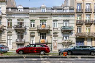 Immo Pické vous propose cette maison de ville extrêmement bien située à proximité de toutes les commodités (des transports en commun, le Ring...