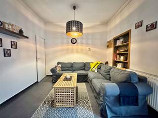 <p>Instapklare woning met 4 (slaap)kamers en mooie tuin in centrale ligging!</p><p>Op zoek naar een instapklare woning op een gunstige locatie? Deze charmante gezinswoning biedt een inkomhal met lichtrijke multifunctionele ruimte (hobbykamer, bureel...), gezellige leefruimte en aansluitend keuken met eetkamer en badkamer.</p><p>Op de eerste verdieping bevinden zich twee ruime slaapkamers, de tweede verdieping telt nog een extra slaapkamer en zolderberging.</p><p>Buiten geniet je van een onderhoudsvriendelijke tuin met een aangenaam terras. De tuin is volledig omheind en beschikt over een achterpoortje waar je uitkomt op een privé parking voor je wagen. Bovendien is er een bijgebouw aanwezig, ideaal als extra opslagruimte.</p>