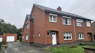 Charmante halfopen woning op 7a42ca aan de stadsrand van GenkDeze instapklare woning is rustig én centraal gelegen, vlak bij het centrum van Genk...