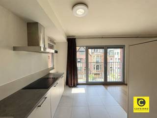 <p><span>Ruim 2 slaapkamer appartement met garage te huur!</span></p><p><span>Dit ruime appartement van 113 m² is gelegen op de tweede verdieping van een verzorgd gebouw met vier verdiepingen. Dankzij de royale oppervlakte biedt het appartement tal van mogelijkheden om comfortabel te wonen. Bovendien beschikt het over twee slaapkamers en een bijhorende garage, ideaal voor wie op zoek is naar extra parkeergelegenheid of bergruimte.</span></p><p><span>Het appartement heeft volgende indeling:</span></p><p><span>Inkomhal & leefruimte</span></p><p><span>U betreedt het appartement via de inkomhal, die toegang biedt tot de verschillende ruimtes van de woning.</span></p><p><span>De ruime leefruimte geniet dankzij de royale oppervlakte van tal van inrichtingsmogelijkheden. Hier kunt u een gezellige zithoek en een aangename eetruimte creëren, ideaal voor comfortabel dagelijks wonen.</span></p><p><span>Slaapkamers & badkamer</span></p><p><span>Het appartement beschikt over twee ruime slaapkamers, die naar eigen wens kunnen worden ingericht als slaapkamers, bureauruimte of dressing.</span></p><p><span>Huurprijs en beschikbaarheid</span></p><p><span>- Maandelijkse huurprijs: </span><span>€1.100,00</span></p><p><span>- Garage verplicht mee te huren: </span><span>€100,00</span></p><p><span>- Maandelijkse gemeenschappelijke kosten: </span><span>€125,00 </span><span>(onderhoud gemeenschappelijke delen)</span></p><p><span>Extra troeven</span></p><p><span>- Twee slaapkamers</span></p><p><span>- Garage</span></p><p><span>- Gelegen op de tweede verdieping</span></p><p><span>- Ruim en verzorgd</span></p>