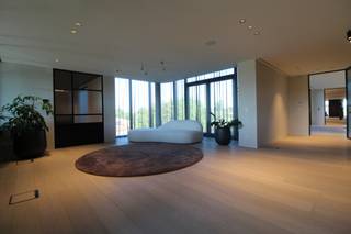 Ontdek Woods, een inspirerende omgeving met maximaal daglicht, ongehinderd uitzicht, zorgvuldig geselecteerde materialen, in- en exterieur, zintuigverwennend. Een efficiënte werkplek zowel compact als flexibel in ruimte en functie, evenwichtig in binnen- en buitenomgeving. Een slim office park up-to-date in techniek, duurzaam in materiaal en zo goed als energieneutraal.<br />Ideaal gelegen, ingebed op de ring van Roeselare, vlakbij de snelweg gelegen, als knooppunt tussen bedrijven, stadsweefsel en groene offline-routes.<br /><br />Office park Woods is een hybride werkplek op de rand tussen bos en stad. Ontdek waarom deze architectuur naar voorbeeld van de natuur ontworpen, een ideale uitvalsbasis is voor uw bedrijf, uw werknemers en uw klanten.<br /><br />353,20 + 252,28 m² aan kantoorruimte met een centrale lobby en schitterend terras rondom. Richt deze ruimte in zoals je zelf wilt!<br /><br />Op zoek naar een toplocatie voor je bedrijf? Vraag onze brochure op, we geven graag meer uitleg.<br /> 