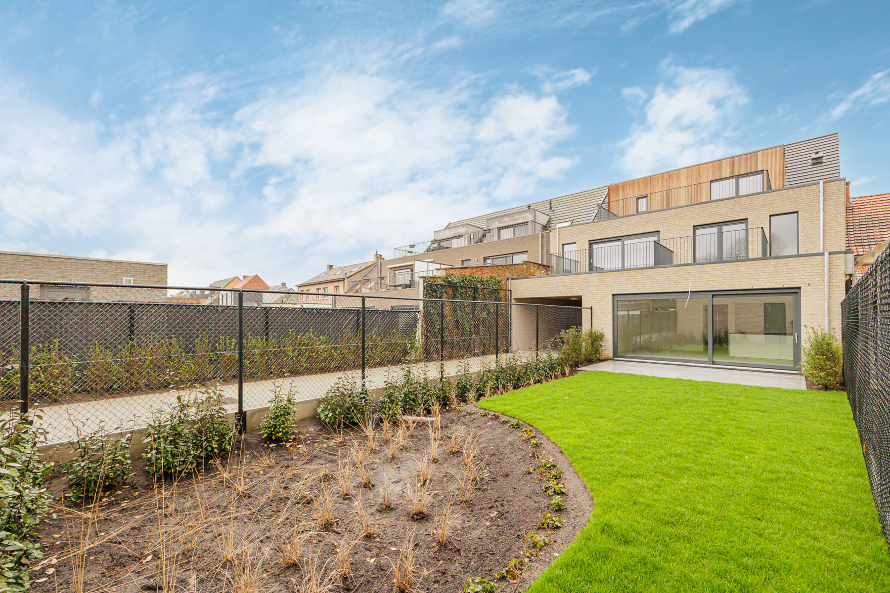 NIEUW gelijkvloersappartement met tuin en grote garage - foto 1