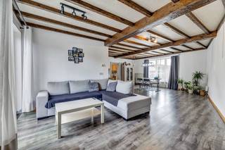 Topo-Immo biedt u dit ruim appartement aan, gelegen in het hartje van Onze-Lieve-Vrouw-Lombeek. Deze lichtrijke duplex beschikt over een inkomhal...