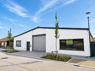 loods van +/- 450 m²<br />15 m breed op 30 m diep<br />hoogte +/- 4 m<br />1 sectionale toegangspoort van 3 m hoog en 3,70 m breed<br />met bureeltje van 20 m²<br />toilet<br /><br />betonnen vloer, elektriciteit, drijfkracht, lichtstraten, verlichting, water<br /><br />HP = 875 €/maand<br />onroerende voorheffing ten laste van de huurder