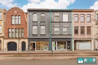 <p><span> </span></p><p><span>Gemengd gebruik: goed gelegen handelsgelijkvloers met bovenliggende woonst op de Diksmuidelaan in Berchem Groenenhoek, Zeer goede ligging voor detailhandel. Mits aanvraag omgevingsvergunning kan u de bestemming evenuteel wijzigen naar volledige woonst. Het pand beschikt tevens over buitenruimte.De omgeving is zeer vlot bereikbaar, biedt het nodige klantenpotentieel en maar is tevens rustig voor bewoning en er is veel groen in de buurt.</span></p><p><span> </span></p><p><span>Grootste troeven:</span></p><p><span>- talloze mogelijkheden: commerciële invulling, residentiele invulling of mix.</span></p><p><span>- Locatie te Berchem Groenenhoek</span></p><p><span>- Stadskoer</span></p><p><span> </span></p><p><span> </span></p><p><span>Indeling:</span></p><p><span>- Gelijkvloers: winkelruimte van in totaal +-75m². Aparte inkom voor de de woonst. Stadskoer.</span></p><p><span>- Verdieping 1: Woonst met ruime living, keuken, badkamer, toilet en dakterras. </span></p><p><span>- Op de 2de verdieping bevinden zich 2 grote slaapkamers, een dressing (derde kleine slaapkamer) en badkamer.</span></p><p><span>- Kelder</span></p><p><span> </span></p><p><span>Heeft u verdere interesse of wenst u een bezoek? Neem dan contact op met Area Partners op 03/284.60.60 of via info@area.be</span></p><p><span> </span></p>