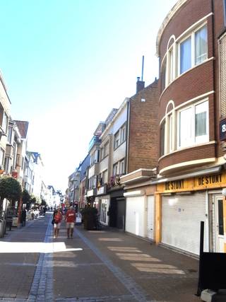 <p>Dit gemeubeld appartementje is heel centraal gelegen te Bredene in het winkel- wandel gedeelte van de Duinenstraat.<br /><br />Gelegen in een kleinschalig gebouw op de derde verdieping. Er is geen lift in het gebouw.<br /><br />Het is voorzien met een inkom, woonkamer met zetel en tafel en stoelen.<br />balkon aan de woonkamer en een open keuken met toestellen en eettafel aan de muur.<br /><br />1 slaapkamer met met 2 persoon bed en kleerkast.<br />Apart toilet en douchekamer met douche en lavabo.<br /><br />Overal pvc ramen met dubbel glas.<br />Verwarming met aardgas - epc 116 = Label B<br /><br />Huurprijs van 725 euro + 25 euro algemene lasten.<br /><br />Beschikbaar vanaf september 2026 .<br /><br />Bezoeken enkel na afspraak met kantoor. </p>