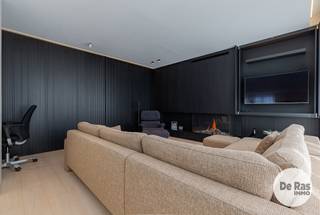<p>AALST - Dit exclusieve Penthouse bevindt zich op de volledige 4de verdieping van Residentie “De Werf” in de bruisende Molenstraat. Vlakbij winkels, restaurants en de Grote Markt. Op wandelafstand van het station en openbaar vervoer en recht tegenover CC De Werf.<br /><br />De superlatieven qua afwerking zijn hier zeker aan de orde!<br />Alle ruimtes zijn voorzien van de beste materialen en zijn stijlvol afgewerkt. Overal is er parketvloer aanwezig, ingemaakte kasten, geïntegreerd haardvuur in de woonkamer, luxe verlichting, kwaliteitsvolle raambekleding, airco, screens,… te veel om op te noemen, je moet het zelf komen ontdekken.<br />De indeling van dit pareltje is in een U-vorm. Je komt met de lift naar de 4de verdieping en stapt dan binnen vanuit de inkomhal. Je vindt er als eerste de gang die uitgeeft naar een luxueuze keuken met hoogwaardige inbouwtoestellen waaronder zelfs een klimaatkast voor wijn. Je loopt dan verder en via de eetkamer komt je in de prachtige woonkamer, zo zie je ze niet elke dag! Prachtige kasten met sliding doors die alles mooi wegwerken (TV kast en bar) en in het midden de “ eyecatcher” onder de vorm van een haardvuur. De woonkamer bevat ook een nis met een bureaumeubel. Vanuit de woonkamer kan je via een verdoken doorgang in de wand naar de slaapkamer met ensuite badkamer. In dit gedeelte bevinden zich ook overal ingemaakte kasten (met verlichting), Japans toilet en berging. De badkamer omvat groot ligbad, inloopdouche en wastafel, allemaal afgewerkt in Corian en met ingewerkte kranen.<br />Aan de andere kant van dit Penthouse is de 2de slaapkamer en gastentoilet.<br /><br />Er is ook nog een mogelijkheid om een staanplaats mee aan te kopen ( niet in de prijs inbegrepen)<br />Dit moet je gezien hebben om te geloven!<br /><br />Interesse in deze exclusieve aanbieding? Maak snel een afspraak via 053/60.65.60</p>