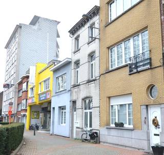 Op te frissen duplex appartement gelegen in het centrum van Mechelen.<br /><br />Het appartement maakt deel uit van een gebouw met twee woongelegenheden en bevind zicht op de eerste en tweede(+zolder) verdieping van het gebouw. Het heeft een oppervlakte van 127m² en omvat een leefruimte met aansluitende keuken op de eerste verdieping, een badkamer en toilet op de tussenverdieping, twee slaapkamers op de tweede verdieping en nog een derde slaapkamer in de nok van het pand.<br /><br />Door zijn topligging vlakbij het begijnhof, de binnendijle en het levendige centrum is dit een zeer aantrekkelijk pand met veel mogelijkheden.<br /><br />Het pand is uitgerust met centrale verwarming en dubbele beglazing (EPC: label E).<br /><br />Terras aanwezig, maar niet vergund.<br /><br />Interesse? Bel of mail ons via 0486/538660 of cedric@immovos.be voor meer info of een bezoek.