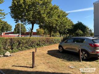 Een felbegeerde parkeerplaats in de drukke badstad gezocht? Wij bieden u de toegang aan tot deze parkeerplaats op wandelafstand van het centrum van Blankenberge.<br /><br />De parkeerplaats is makkelijk bereikbaar en bevindt zich buiten. De autostaanplaats is onmiddellijk beschikbaar. <br /><br />Aarzel niet en leg onmiddellijk uw bezoek vast! <br /><br />