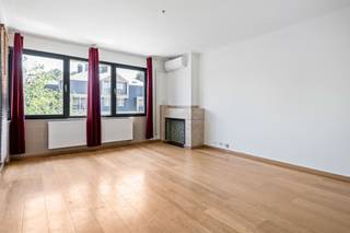 <p><span>Vlakbij het centrum van Brasschaat vinden we dit appartement (V2) met twee slaapkamers en terras. </span></p><p><span> </span></p><p><span>We betreden het appartement langs de inkomhal (met een nis voor het creëren een vestiaire), welke ons links toegang geeft tot de leefruimte. Deze leefruimte is beperkt in oppervlakte, doch biedt wel degelijk voldoende plaats voor een zithoek en een eetkamer. De leefruimte werd bovendien voorzien van airconditioning. Ideaal voor de warme zomerdagen!</span></p><p><span> </span></p><p><span>Via de leefruimte komen we in de keuken, welke beschikt over voldoende kastruimte en de volgende uitrusting: kookplaat, dampkap, spoelbak, vaatwasser en koel/vriescombinatie. Langs de keuken kunnen we toegang nemen tot het terras, welk zich aan de straatkant bevindt.</span></p><p><span> </span></p><p><span>Verder geeft de inkomhal ons ook nog toegang tot het apart toilet, de badkamer en de twee slaapkamers. In de badkamer vinden we naast de douche en het lavabomeubel, ook de voorzieningen voor wasmachine en droogkast terug. </span></p><p><span> </span></p><p><span>De maandelijkse huurprijs bedraagt € 875,00. Geen gemeenschappelijke kosten.</span></p><p><span> </span></p><p><span>Het appartement is geschikt voor twee (=ideaal), maximaal drie personen.</span></p><p><span> </span></p><p><span>Is uw interesse gewekt? Wel, dan wil ik U vragen mij te contacteren via mail (stijn@vastgoedbardyn.be) en/of WhatsApp (0478/95.01.51). </span></p><p><span> </span></p>