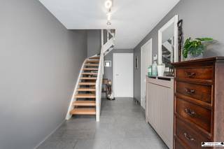 <p><span>EXTRA:</span><span> De vermelde prijs is een instelprijs. Deze methode geeft jou, als potentiële koper, de kans om op een transparante manier te bieden. Na ontvangst van deze biedingen zal de verkoper beslissen of hij/zij de eigendom verkoopt aan het hoogste bod, de instelprijs is aldus niet bindend voor de verkoper. </span></p><p><span>Deze verzorgde en instapklare bel-etagewoning is gelegen op een rustige locatie in Ekeren en biedt een mooi uitzicht op achterliggend groen en weiland. <br />De woning combineert comfort, ruimte en moderne technieken.</span></p><p><span>Op het gelijkvloers betreedt u de woning via de inkomhal met tegelvloer. <br />Hier bevindt zich tevens de garage met automatische poort en camerabewaking, een praktische berging met aansluiting voor wasmachine en een polyvalente tuinkamer/veranda. <br />Deze ruimte is ideaal om het hele jaar door te genieten van het zicht op de aangelegde tuin met tuinhuis en directe toegang tot het achterliggende groen.</span></p><p><span>De eerste verdieping omvat een gastentoilet en een lichtrijke leefruimte op parketvloer, met meerdere aansluitmogelijkheden voor televisie. <br />Aansluitend bevindt zich de volledig uitgeruste keuken (2016) met kwalitatieve toestellen van AEG en Whirlpool (oven en microgolf recent vernieuwd). <br />Via de keuken heeft u toegang tot het terras met elektrische zonneluifel.</span></p><p><span>Op de tweede verdieping zijn er drie slaapkamers en een badkamer uitgerust met ligbad, douche en wastafelmeubel. <br />Eén van de slaapkamers biedt toegang tot de afgewerkte zolderruimte via een zoldertrap. <br />De woning is bovendien voorbereid voor de installatie van airconditioning.</span></p><p><span>Technisch is de woning zeer goed uitgerust:</span></p><ul><li><span>Zonnepanelen met thuisbatterij: EPC: A</span></li><li><span>Condensatieketel (Vaillant ecoTEC Plus bj 2025)</span></li><li><span>Waterverzachter en ijzerfilter</span></li><li><span>Rolluiken in de volledige woning</span></li><li><span>Videofoon en slimme bediening van poort en voordeur</span></li></ul><p><span>Kortom, een volledig uitgeruste woning met hedendaags comfort, energiezuinige voorzieningen en een unieke ligging met open zicht op groen.</span></p><p><span>Interesse? Contacteer ons voor een bezoek ter plaatse, bezoekdag 23 mei.</span></p>