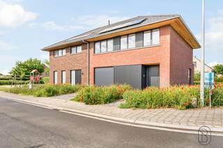 Kwalitatieve moderne afgewerkte ruime nieuwbouwwoning met 3 SLK! Topgelegen: in een rustige, doodlopende straat doch dichtbij winkels,...