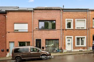 <p>Modern en lichrijk wonen te Leuven - Gunstig EPC label B</p><p>In de Wijnpersstraat te Leuven bieden wij een uiterst moderne en lichtrijke woning aan. Het betreft een bemeubelde stadswoning en dit met een beschikbaarheid van 1 oktober 2026 tot september 2027.  De woning zelf omvat een ruime leefruimte met open keuken. Verder is er een wasruimte en zijn er 2 toiletten (verdieping 0 en 1). De badkamer is bestaande uit zowel een douche als bad wat zorgt voor het nodige comfort. Er zijn twee slaapkamers alsook een kelderverdieping met voldoende opbergruimte. Genieten van de tuin zal hier niet ontbreken en voor wie groene vingers heeft zal zich zeker weten te amuseren in de serre. Parkeren kan gewoonweg voor de deur op straat en fietsen plaatsen doe je in de inpandige fietsenberging! Als dat niet geweldig is !!  </p><p><span><strong>Meer informatie of een bezoekje ter plaatse? Met plezier! Contacteer onze Collega Robin: robin@connect-immo.be of verhuur@connect-immo.be </strong></span></p>