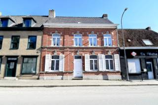 Ontdek deze charmante en unieke burgerwoning met authentieke elementen, gelegen in het centrum van Rollegem. Deze locatie combineert de charme van een dorpskern met een uitstekende bereikbaarheid. Eveneens in de nabijheid van winkels, scholen en openbaar vervoer.<br /><br />Indeling als volgt:<br />Bij het betreden van de woning word je verwelkomd in een prachtige, ruime inkomhal die meteen de toon zet voor de rest van de woning. De hoge plafonds en authentieke details zorgen voor een unieke beleving.<br />De leefruimte baadt in het natuurlijke licht en heeft een vlotte doorgang naar het keukengedeelte, voorzien van een gezellige ontbijthoek. Aansluitend vind je een veranda die uitgeeft op de tuin, ideaal om in alle rust te genieten van het buitenleven.<br /><br />Verder beschikt het gelijkvloers over een lichtrijke en ruime eetplaats, een praktische berging/wasplaats en een apart toilet. Praktische kelder is ook aanwezig.<br /><br />Op de eerste verdieping bevinden zich 3 ruime slaapkamers (18,6 - 20,6 - 12,2) en een badkamer, uitgerust met een ligbad/douchecombinatie, een tweede toilet en een lavabo.<br /><br />De woning beschikt bovendien over een zolder van maar liefst 66 m². Deze toffe ruimte is toegankelijk via een vaste trap, wat extra mogelijkheden biedt naar uitbreiding (extra slaapkamers, hobbygedeelte...).<br /><br />Buiten geniet je van een onderhoudsvriendelijke tuin met een extra tuinberging. Surplus zijn er 2 garages met een uitweg via de achtergelegen gemeenteweg. Er is eveneens ook voldoende parkeergelegenheid in de nabije omgeving.<br /><br />Deze karaktervolle woning is een absolute aanrader voor wie op zoek is naar ruimte, charme en een praktische indeling.<br />Aarzel niet en ontdek zelf de troeven van deze prachtige woning in hartje Rollegem!<br /><br />EXTRA TROEVEN: authentieke elementen, ruimtegevoel, cv op gas, uitweg achteraan...<br /><br />Onze ref. DEV4740