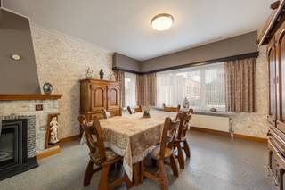 Deze goed gelegen halfopen woning bevindt zich aan de Schutterstraat 52 in Arendonk, op korte afstand van het centrum en de dagelijkse voorzieningen. Dankzij de vlotte bereikbaarheid vormt dit een interessante ligging voor gezinnen en wie ruimte en comfort wil combineren.<br /><br />De woning heeft een bewoonbare oppervlakte van 157 m². Op het gelijkvloers kom je binnen via een ruime inkomhal met toegang tot de verdieping en de leefruimte. De ruime leef- en eetkamer sluit aan op de volledig vernieuwde keuken. De keuken is volledig uitgerust en voorzien van alle hedendaags comfort. Achteraan bevindt zich een praktische inkomhal, een badkamer en een slaapkamer die eveneens dienst kan doen als was-, hobby- of bureauruimte. <br /><br />Op de eerste verdieping zijn er drie volwaardige slaapkamers en een vaste trap naar de zolder. De zolder biedt extra bergruimte en kan mits afwerking ingericht worden als één of meerdere bijkomende kamers. Daarnaast beschikt de woning over een kelder en kruipkelder. <br /><br />Buiten geniet je van een aangename tuin met terras en veel privacy. Verder zorgen de eigen oprit en de afzonderlijke garage voor comfortabel parkeren.<br /><br />De woning heeft een EPC-label F en valt hierdoor onder de renovatieverplichting van de Vlaamse overheid.<br /><br />Troeven:<br />- Vier slaapkamers en zolder met uitbreidingsmogelijkheden<br />- Slaapkamer op het gelijkvloers<br />- Tuin en terras met veel privacy<br />- Eigen oprit en garage