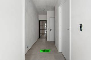 In het centrum van Scheldewindeke, stellen wij jullie deze volledig gerenoveerde (2025) woning voor. Deze woning geniet van de laatste...