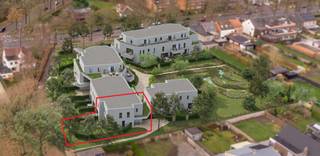 <p>Unit 72/4 is een unieke en ruime tuinwoning van 160 m² met 3 slaapkamers, waar licht, comfort en buitenruimte mooi in balans zijn. Je geniet van een gezellig avondterras en een riante privatieve tuin van 190 m²: een heerlijke plek om in alle rust van het groen te genieten. De woning is bovendien voorzien van een XL liftschachtvoorbereiding, wat extra toekomstgericht wooncomfort biedt. Met een S-peil van 22 en een E-peil van 2, goed voor een EPC-label A, betreft het een energiezuinige en duurzame woonst.</p>
<p>In Hof Marly staan comfort, rust en energiezuinigheid centraal. Vloerverwarming via een individuele warmtepomp garandeert een aangenaam binnenklimaat met laag verbruik, terwijl zonnepanelen voorzien in de eigen energiebehoefte. Bovendien genieten bewoners vijf jaar vrijstelling van onroerende voorheffing.</p>
<p>Het project is doordacht uitgewerkt met een ruime ondergrondse parkeergarage, zeer brede autostaanplaatsen met privatieve berging en aparte fietsparkeerzones per blok. Via meerdere trappenhallen en liften bereik je vlot de woonentiteiten en het binnenpark.</p>
<p>Ook bouwtechnisch scoort Hof Marly hoog, met een vijfsterrenlabel voor akoestiek en afwerking dankzij performante isolatie en doordachte ontkoppeling van de entiteiten.</p>