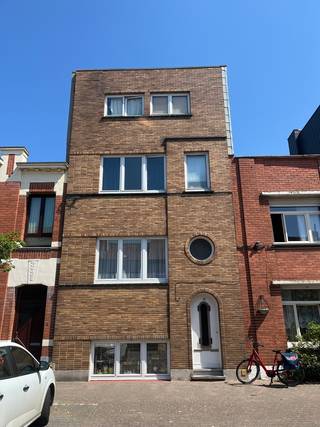 Gezellig en lichtrijk appartement met 1 slaapkamer. Het appartement beschikt over een zeer ruime en lichtrijke woonkamer, een basis uitgeruste keuken en een badkamer met ligbad, douchemogelijkheid en toilet. Dankzij de praktische indeling en de aangename leefruimte is dit appartement ideaal voor een alleenstaand persoon. Dit appartement is beschikbaar vanaf 01/08/2026 voor een huurprijs van €625 per maand. Er dienen geen maandelijks kosten betaald te worden. Ben je geïnteresseerd in dit pand te huur in Oostende? Ga naar de website www.dermul.be, klik op het pand dat je wenst te huren. Via de knop "ik heb interesse" vragen we u kort een profiel in te vullen. Daarna nemen we contact op voor een bezoek. Telefonisch kunnen er geen afspraken gemaakt worden.