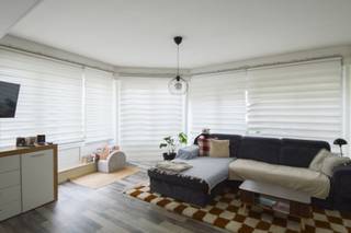 <h1>Bezoekmomenten volzet!!<br /><br />Instapklaar gelijkvloers appartement met terras en 2 ruime slaapkamers</h1>
<p>Dit verzorgd gelijkvloers appartement biedt een aangename combinatie van ruimte, comfort en praktische voorzieningen. Bovendien wordt het appartement vóór ingebruikname voorzien van nieuwe vloerbekleding en volledig herschilderd, zodat de nieuwe huurder kan genieten van een frisse en instapklare woonst. Het terras vormt een mooie meerwaarde voor wie graag buiten vertoeft.</p>
<h3>Indeling</h3>
<p>Via de inkomhal met vestiaire bereikt u de verschillende ruimtes van het appartement.</p>
<p>De lichtrijke leefruimte sluit aan op de open keuken, die beschikt over een keramische kookplaat, oven, koelkast, dampkap, wasmachine en droogkast. Dankzij de open indeling ontstaat een aangename leefomgeving met voldoende plaats voor een eet- en zithoek.</p>
<p>Verder beschikt het appartement over twee ruime slaapkamers van respectievelijk ca. 12 m² en 18 m².</p>
<p>De badkamer is uitgerust met een douche en een lavabo. Daarnaast is er een apart toilet aanwezig.</p>
<p>Extra praktisch zijn de afzonderlijke wasplaats en de private kelderberging, die bijkomende opbergruimte bieden.</p>
<p>Aan de buitenzijde beschikt het appartement over een aangenaam terras.</p>
<h3>Huurvoorwaarden</h3>
<ul>
<li>Beschikbaar vanaf 1 september 2026</li>
<li>Provisie gemeenschappelijke kosten: € 30/maand</li>
<li>Deze provisie omvat het privatieve waterverbruik en het verbruik van de gemeenschappelijke delen</li>
<li>Waarborg: 3 maanden huur, te storten op een geblokkeerde rekening bij Korfine</li>
<li><strong>BEWOONBARE OPPERVLAKTE:</strong> De vermelde "bewoonbare oppervlakte" is gebaseerd op de "bruikbare vloeroppervlakte" zoals vermeld in het EPC.</li>
</ul>
<p>Bent u op zoek naar een ruim en instapklaar gelijkvloers appartement met terras? Dan is deze woning beslist een bezoek waard. De combinatie van twee ruime slaapkamers, een open keuken, praktische bergruimtes en de geplande opfrissingswerken maken dit appartement bijzonder aantrekkelijk.</p>
<p>Interesse? Contacteer ons via <strong>03 535 12 75</strong> voor meer informatie of een bezoek.</p>