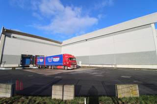 Vlot bereikbaar magazijn met een oppervlakte van 10455 m² te huur nabij de Singel met een vlotte verbinding naar de E17 op- en afrit 15...