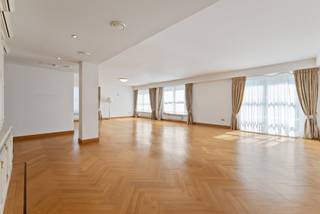 Dit uitzonderlijk ruime appartement met een bewoonbare oppervlakte van 291 m² (bron EPC) biedt alle comfort voor wie op zoek is naar plaats, licht en flexibiliteit. Het appartement beschikt over vier ruime slaapkamers, twee badkamers en een derde badkamer die nog verder afgewerkt kan worden naar eigen smaak. Alle verdiepingen zijn vlot bereikbaar via zowel trap als lift, wat zorgt voor extra gebruiksgemak en toegankelijkheid.<br />Met een energielabel B combineert dit appartement bovendien ruimte met energie-efficiëntie.<br /><br />Buiten geniet je van twee grote terrassen, ideaal om te ontspannen of gasten te ontvangen. Het appartement maakt deel uit van een kleinschalige residentie, wat bijdraagt aan een rustige en aangename woonomgeving, terwijl de goede bereikbaarheid een absolute troef vormt.<br /><br />Twee parkeerplaatsen zijn optioneel bij aan te kopen, zodat je steeds verzekerd bent van voldoende parkeergelegenheid.<br /><br />Buitengewone kenmerken: <br />- Zeer ruim: 291m2 (bron EPC)<br />- 4 slaapkamers<br />- 2 (3) badkamers<br />- Goede bereikbaarheid<br />- Airco <br />- Lift<br />- Videofoon<br />- Parketvloeren