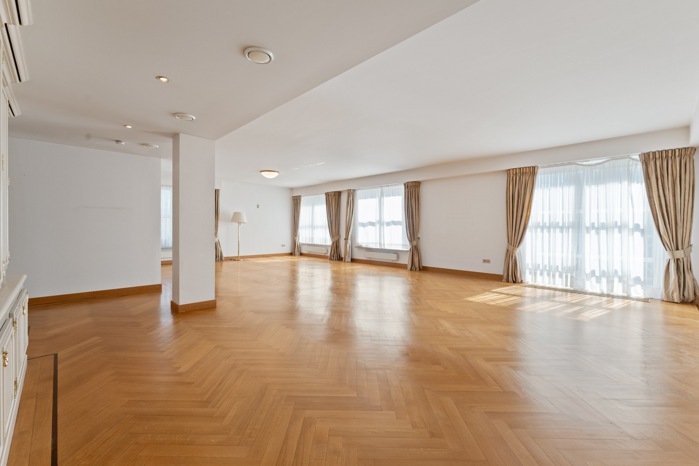 Ruim en uniek appartement met 4 slaapkamers - foto 4