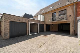 <p><span>Ligging<br /></span><span>Gelegen in het hart van Ertvelde, met een prachtig uitzicht op de mooie Lindenlaan.<br />Alle voorzieningen zoals winkels, een wekelijkse markt, scholen, sportinfrastructuur en de R4 bevinden zich op korte afstand.<br />Dit is een zeer aangename woonomgeving.<br /><br /></span><span>Energiezuinig en instapklaar appartement met zicht op groen <br /></span><span>Op de tweede verdieping vind je dit verzorgd appartement. <br />Je bereikt het makkelijk met de lift of de trap.<br />Via de inkomhal kom je door de glazen deur in de ruime leefruimte met open keuken. <br />Dankzij de grote ramen geniet je hier van een mooi zicht op de kruinen van de lindebomen. <br />Een plek waar rust en licht samenkomen.<br />Het appartement beschikt over twee slaapkamers, een badkamer met douche en ligbad en een praktische berging. <br />De garage is een grote meerwaarde en zorgt voor extra comfort.<br /><br /></span><span>Troeven<br /></span><span>/ wonen aan de mooie Lindenlaan<br />/ degelijk en goed onderhouden<br />/ energiezuinig met EPC-label A<br />/ garage inbegrepen<br />/ genieten van het groen vanuit je leefruimte<br /><br /><br /></span></p>