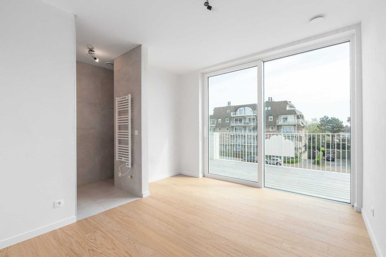 Ruim appartement met terras en lift in Koksijde, 3 slaapkamers, bouwjaar 2024, 110.00m², omgeving zeedijk, digitale tv, 2 badkamers - foto 5