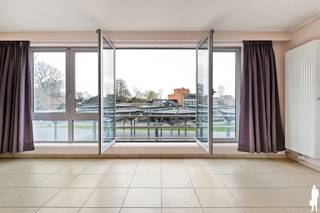 <p><strong>Centraal gelegen appartement met garage en zicht op het Marktplein van Mortsel</strong><br />Dit lichtrijke appartement bevindt zich op een toplocatie, recht tegenover het Marktplein van Mortsel. Alle voorzieningen liggen op wandelafstand: winkels, horeca, openbaar vervoer (tram, bus en trein), scholen en supermarkten. Ideaal voor wie comfortabel en centraal wil wonen.<br /><br /><strong>Indeling<br /></strong>- Inkomhal met apart gastentoilet<br />- Leefruimte met open keuken (± 35 m²), uitgerust met o.a. Siemens vaatwasser, koelkast en diepvries<br />- Terras aan de voorzijde met open zicht op het Marktplein<br />- Ruime slaapkamer aan de rustige achterzijde (± 20 m²)<br />- Aansluitende dressing/berging met mogelijkheid tot creëren van een tweede slaapkamer<br />- Badkamer met bad/douche, lavabo en aansluiting voor wasmachine<br />- Extra berging</p>
<p><strong>Belangrijke kenmerken</strong><br />- Grote raampartijen met veel lichtinval dankzij zuidwestoriëntatie<br />- Verwarming op gas (nieuwe Bosch condensatieketel)<br />- Airco aanwezig in de leefruimte<br />- <span><strong>Handige garagebox inbegrepen in de prijs!</strong></span> (Sint-Benedictusstraat 124B – garage nr. 20)</p>
<p><strong>Troeven<br /></strong>- Topligging in het centrum van Mortsel<br />- Open zicht op het Marktplein<br />- Zeer lichtrijk dankzij gunstige oriëntatie<br />- Mogelijkheid tot tweede slaapkamer</p>