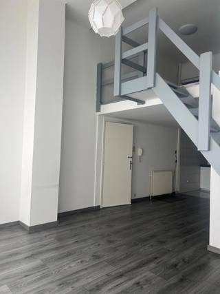 <p><strong><span>Modern 1-slaapkamerappartement te huur in het hart van Antwerpen</span></strong></p>
<p><span>Op zoek naar een comfortabel appartement op een toplocatie? Dit stijlvolle appartement met </span><strong><span>1 slaapkamer en 1 badkamer</span></strong><span> is gelegen in het bruisende centrum van Antwerpen, op wandelafstand van winkels, restaurants, cafés, openbaar vervoer en alle voorzieningen die de stad te bieden heeft.</span></p>
<p><span>Het appartement beschikt over een lichte woonkamer, een volledig uitgeruste keuken, een ruime slaapkamer en een moderne badkamer. Dankzij de centrale ligging is dit de ideale woonst voor een alleenstaande of een koppel die wil genieten van het stadsleven.</span></p>